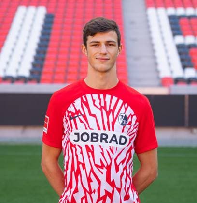Merlin Roehl SC Freiburg, 34 1 Bundesliga, SC Freiburg, Portraettermin 2023 2024, 10 08 2023, DFL REGULATES PROHIBIT ANY USE OF PHOTOGRAPHS AS IMAGE SEQUENCES AND OR QUASI VIDEO GER, Football, Men, 1 Bundesliga, Spielzeit 2023 2024, SC Freiburg, Portraettermin 2023 2024, 10 08 2023, Freiburg im Breisgau Copyright: xEibner-Pressefoto SilasxSchuellex EP_EER