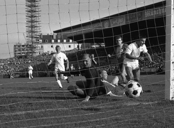 1. Spieltag der Fussball Bundesliga 24.08.1963 TSV Muenchen 1860 - Eintracht Braunschweig 1:1 Tor 1:0 für 1860 durch Rudi Brunnenmeier (rechts) gegen Torwart Hans Jaecker *** 1 Matchday of the Bundesliga 24 08 1963 TSV Muenchen 1860 Eintracht Braunschweig 1 1 goal 1 0 for 1860 by Rudi Brunnenmeier right against goalkeeper Hans Jaecker HM