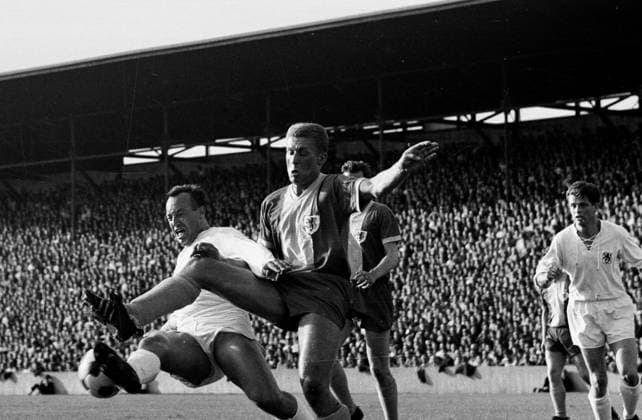 Archivbilder der Woche SPORT KW32 1. Spieltag der Fussball Bundesliga 24.08.1963 TSV Muenchen 1860 - Eintracht Braunschweig 1:1 Alfons Stemmer (TSV 1860) AKtion gegen Jürgen Moll (Eintracht) *** 1 matchday of the football Bundesliga 24 08 1963 TSV Muenchen 1860 Eintracht Braunschweig 1 1 Alfons Stemmer TSV 1860 AKtion against Jürgen Moll Eintracht HM