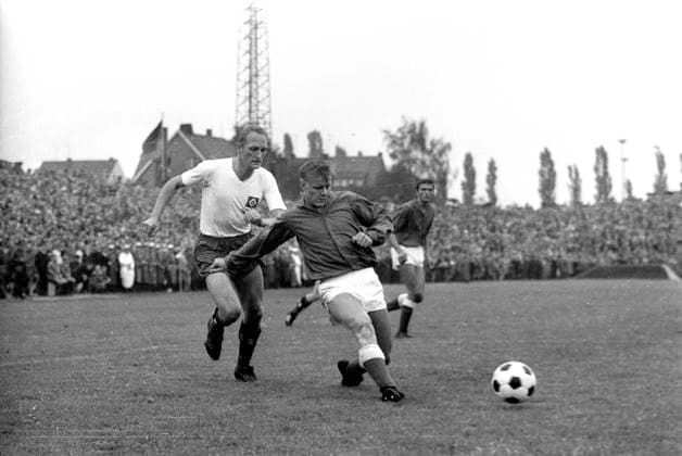 1. Spieltag Fussball Bundesliga: Preussen Muenster - Hamburger SV 1:1 24.08.1963 Werner Lungwitz (rechts Muenster), links Peter Wulf (Hamburger SV). rechts im Hintergrund Klaus Bockisch *** 1 Matchday Football Bundesliga Preussen Muenster Hamburger SV 1 1 24 08 1963 Werner Lungwitz right Muenster , left Peter Wulf Hamburger SV right background Klaus Bockisch HM