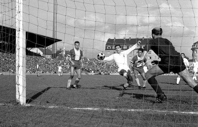 Archivbilder der Woche SPORT KW34 1. Spieltag der Fussball Bundesliga 24.08.1963 TSV 1860 Muenchen - Eintracht Braunschweig 1:1 Otto Luttrop (1860) Aktion gegen Torwart Hans Jäcker (Braunschweig) *** 1 matchday of the Bundesliga 24 08 1963 TSV 1860 Muenchen Eintracht Braunschweig 1 1 Otto Luttrop 1860 action against goalkeeper Hans Jäcker Braunschweig HM