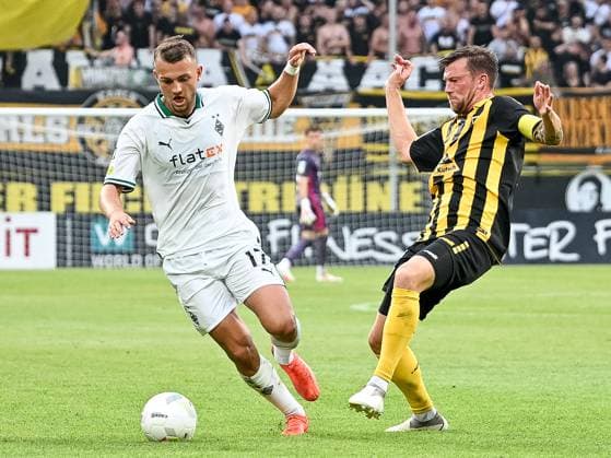 Bastian Mueller TSV Alemannia Aachen, 23 pulls his foot back to avoid fouling Kushtrim Asallari Borussia Moenchengladbach U23, 17 just outside the penalty area TSV Alemannia Aachen vs Borussia Moenchengladbach U23, Football, Regionalliga West, 03 Matchday, Season 2023 2024, 11 08 2023 TSV Alemannia Aachen vs Borussia Moenchengladbach U23 , Football, Regionalliga West, 03 Matchday, Season 2023 2024, 11 08 2023 Aachen Copyright: xEibner-Pressefoto ThomasxHaeslerx EP_THR
