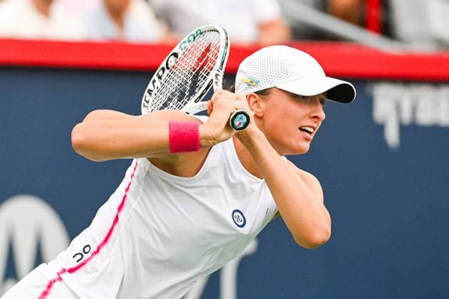 MONTREAL, QC - AUGUST 11: Iga Swiatek (POL) returns the ball during a quarter final match at WTA, Tennis Damen National Bank Open on August 11, 2023 at IGA Stadium in Montreal, QC (Photo by David Kirouac Icon Sportswire) TENNIS: AUG 11 National Bank Open EDITORIAL USE ONLY Icon230811063