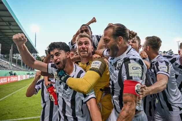 Sport Themen der Woche KW32 Sport Bilder des Tages 11.08.2023, Sandhausen, Germany, Hardtwaldstadion, SV Sandhausen vs Hannover 96 - DFB Pokal - 1.Runden, Abu-Bekir El - Zein (SV Sandhausen) Torjubel nach dem letzten Elmeter (Foto H. Langer, H. Langer) DFB DFL REGULATIONS PROHIBIT ANY USE OF PHOTOGRAPHS AS IMAGE SEQUENCES AND OR QUASI-VIDEO. Sandhausen Hardtwaldstadion Germany *** 11 08 2023, Sandhausen, Germany, Hardtwaldstadion, SV Sandhausen vs Hannover 96 DFB Pokal 1 Runden, Abu Bekir El Zein SV Sandhausen Torjubel nach den letzten Elmeter Foto H Langer, H Langer DFB DFL REGULATIONS PROHIBIT ANY USE OF PHOTOGRAPHS AS IMAGE SEQUENCES AND OR QUASI VIDEO Sandhausen Hardtwaldstadion Germany 541_ TSVFCHV20230808_241 Langer-541