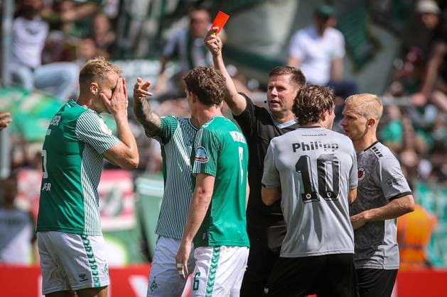 Sport Bilder des Tages 12.08.2023, Köln, Fußball, DFB-Pokal, 2023 2024, 1. Runde, Sportpark Höhenberg, FC Viktoria Köln Werder Bremen: Rote Karte für Amos Pieper (Werder Bremen) nach dem Foulspiel an Luca Marseiler (Viktoria Köln). DFB regulations prohibit any use of photographs as image sequences and or quasi-video. Nordrhein-Westfalen Deutschland *** 12 08 2023, Cologne, Football, DFB Pokal, 2023 2024, 1 round, Sportpark Höhenberg, FC Viktoria Köln Werder Bremen Red card for Amos Pieper Werder Bremen after foul play on Luca Marseiler Viktoria Köln DFB regulations prohibit any use of photographs as image sequences and or quasi video Nordrhein Westfalen Germany