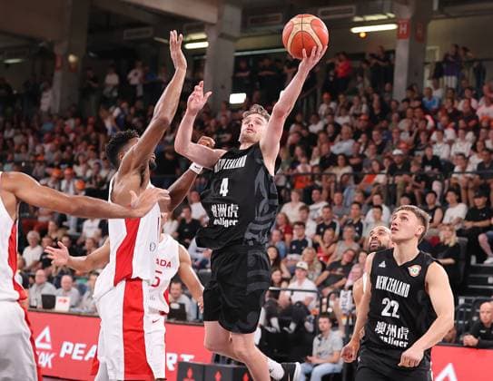 Taylor Britt NZL throwing Basketball, Men, Supercup, DBB, Edel Optics Arena, Canada vs. New Zealand