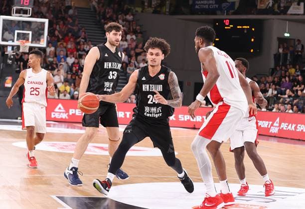 New Zealands Dan Foltu on the ball Basketball, Men, Supercup, DBB, Edel Optics Arena, Canada vs. New Zealand
