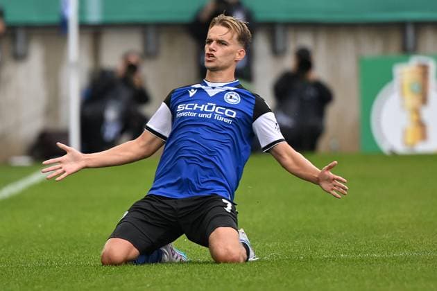 Sport Bilder des Tages Bielefeld, Schueco Arena, 12.08.23, GER, Herren, DFB-Pokal-1.Runde, Saison 2023-2024, DSC Arminia Bielefeld - VfL Bochum Bild: Nicklas SHIPNOSKI (Bielefeld) jubelt nach seinem Tor zum 1:0 Only for editorial use! DFL regulations prohibit any use of photographs as image sequences and or quasi-video. Nordrhein-Westfalen Deutschland *** Bielefeld, Schueco Arena, 12 08 23, GER, Men, DFB Pokal 1 Round, Season 2023 2024, DSC Arminia Bielefeld VfL Bochum picture Nicklas SHIPNOSKI Bielefeld cheers after his goal to 1 0 Only for editorial use DFL regulations prohibit any use of photographs as image sequences and or quasi video Nordrhein Westfalen Germany
