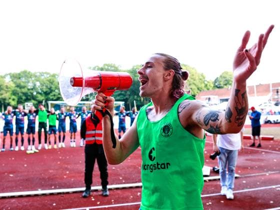 Die St. Pauli Fans feiern den Sieg mit ihrer Mannschaft gegen Atlas Delmenhorst. Jackson Irvine (FC St. Pauli 07) Mittelfeld heizt die Fans an. Atlas Delmenhorst - FC St. Pauli, DFB Pokal Runde 1, Bundesliga, Staetisches Stadion Delmenhorst, Spielzeit 2023 2024, 12.08.2023 DFL REGULATIONS PROHIBIT ANY USE OF PHOTOGRAPHS AS IMAGE SEQUENCES AND OR QUASI-VIDEO Foto:EIBNER Stephanie Zerbe Atlas Delmenhorst - FC St. Pauli, DFB Pokal Runde 1, Bundesliga, Spielzeit 2023 2024, 12.08.2023 Delmenhorst *** St Pauli fans celebrate victory with their team against Atlas Delmenhorst Jackson Irvine FC St Pauli 07 midfield heats up the fans Atlas Delmenhorst FC St Pauli, DFB Pokal Round 1, Bundesliga, Staetisches Stadion Delmenhorst, Spielzeit 2023 2024, 12 08 2023 DFL REGULATES PROHIBIT ANY USE OF PHOTOGRAPHS AS IMAGE SEQUENCES AND OR QUASI VIDEO Foto EIBNER Stephanie Zerbe Atlas Delmenhorst FC St Pauli, DFB Pokal Round 1, Bundesliga, Spielzeit 2023 2024, 12 08 2023 Delmenhorst. Copyright: xStephaniexZerbe xEibner-Pressefox EP_SZE