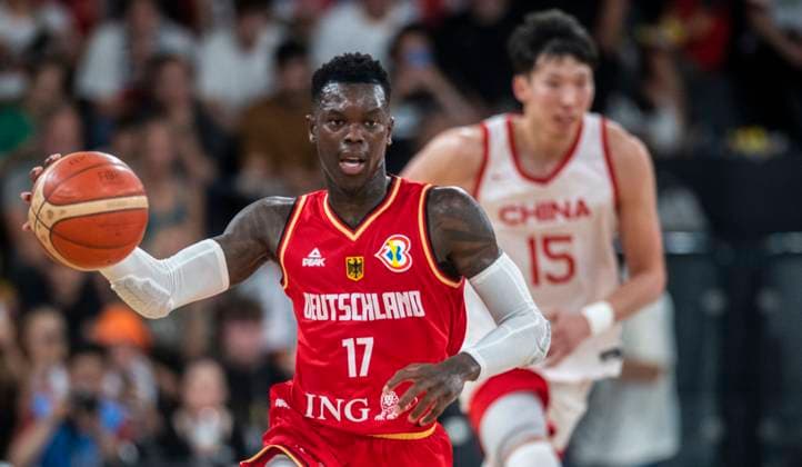 Sport Themen der Woche KW32 Sport Bilder des Tages 12.8.2023, GER, Basketball, Herren, Supercup, DBB, Halbfinale, Deutschland - China Dennis Schröder (Deutschland, vorne) gegen Zhou Qi (China, hinten) Hamburg Edel Optics Arena Hamburg Deutschland *** 12 8 2023, GER, basketball, men, Supercup, DBB, semifinals, Germany China Dennis Schröder Germany, front against Zhou Qi China, back Hamburg Edel Optics Arena Hamburg Germany
