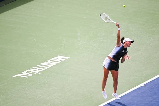 MONTREAL, QC - AUGUST 12: Iga Swiatek (POL) serves the ball during semi final at WTA, Tennis Damen National Bank Open on August 12, 2023 at IGA Stadium in Montreal, QC (Photo by Icon Sportswire) TENNIS: AUG 12 National Bank Open EDITORIAL USE ONLY Icon230812001
