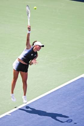 MONTREAL, QC - AUGUST 12: Iga Swiatek (POL) serves the ball during semi final at WTA, Tennis Damen National Bank Open on August 12, 2023 at IGA Stadium in Montreal, QC (Photo by Icon Sportswire) TENNIS: AUG 12 National Bank Open EDITORIAL USE ONLY Icon230812005