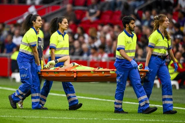 Sport Themen der Woche KW32 AMSTERDAM - Ajax goalkeeper Geronimo Rulli leaves the field with an injury during the Dutch premier league match between Ajax Amsterdam and Heracles Almelo at the Johan Cruijff ArenA on August 12, 2023 in Amsterdam, Netherlands. ANP OLAF KRAAK Dutch Eredivisie 2023 2024 xVIxANPxSportx xxANPxIVx 475436584 originalFilename: 475436584.jpg
