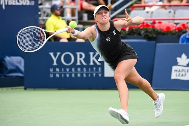 MONTREAL, QC - AUGUST 12: Iga Swiatek (POL) returns the ball during semi final at WTA, Tennis Damen National Bank Open on August 12, 2023 at IGA Stadium in Montreal, QC (Photo by Icon Sportswire) TENNIS: AUG 12 National Bank Open EDITORIAL USE ONLY Icon230812012