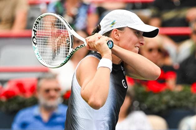MONTREAL, QC - AUGUST 12: Iga Swiatek (POL) tracks her shot during semi final at WTA, Tennis Damen National Bank Open on August 12, 2023 at IGA Stadium in Montreal, QC (Photo by Icon Sportswire) TENNIS: AUG 12 National Bank Open EDITORIAL USE ONLY Icon230812013