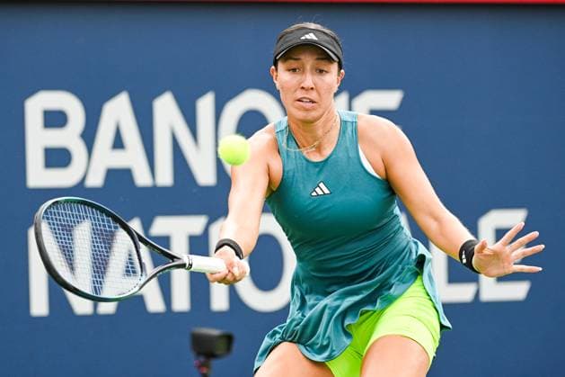 MONTREAL, QC - AUGUST 12: Jessica Pegula (USA) returns the ball during semi final at WTA, Tennis Damen National Bank Open on August 12, 2023 at IGA Stadium in Montreal, QC (Photo by Icon Sportswire) TENNIS: AUG 12 National Bank Open EDITORIAL USE ONLY Icon230812016