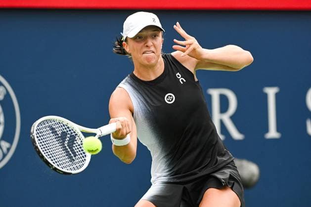 MONTREAL, QC - AUGUST 12: Iga Swiatek (POL) returns the ball during semi final at WTA, Tennis Damen National Bank Open on August 12, 2023 at IGA Stadium in Montreal, QC (Photo by Icon Sportswire) TENNIS: AUG 12 National Bank Open EDITORIAL USE ONLY Icon230812018