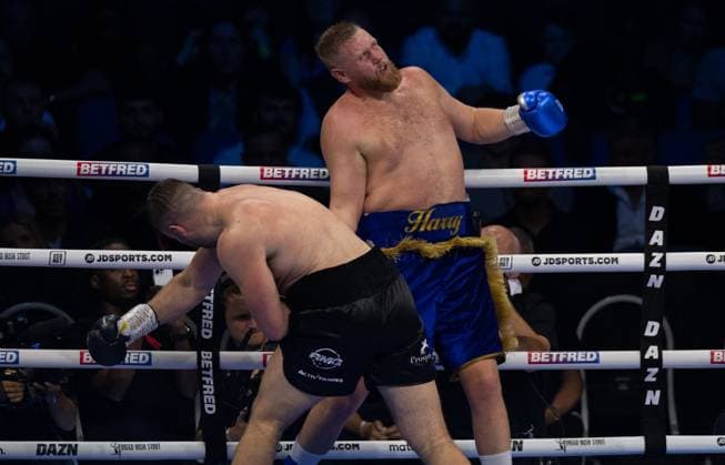Bilder des Jahres 2023, Sport 08 August Sport Themen der Woche KW32 Johnny Fisher (black shorts) knocks down Harry Armstrong ( blue gold shorts) with a big right hand during their contest for the vacant Southern Area Heavyweight Title at the O2, London, England on the 12 August 2023. Copyright: xAlanxStanfordx PMI-5699-0028