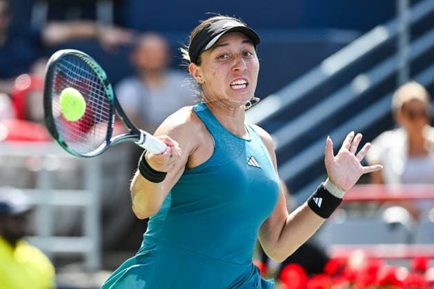 MONTREAL, QC - AUGUST 12: Jessica Pegula (USA) returns the ball during semi final at WTA, Tennis Damen National Bank Open on August 12, 2023 at IGA Stadium in Montreal, QC (Photo by Icon Sportswire) TENNIS: AUG 12 National Bank Open EDITORIAL USE ONLY Icon230812020