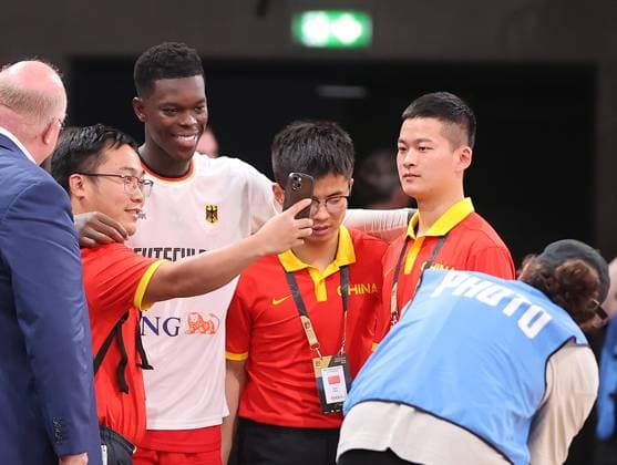 Dennis Schroeder GER Selfies with fans Basketball, men, Supercup, DBB, Edel Optics Arena, Germany vs China, 107 58