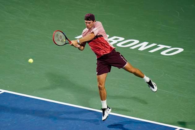 August 12, 2023, Toronto, Ontario, Canada: TOMMY PAUL returns the ball to Jannik Sinner at The National Bank Open ATP, Tennis Herren tournament in Toronto Toronto Canada - ZUMAm215 20230812_zip_m215_028 Copyright: xArlynxMcAdoreyx