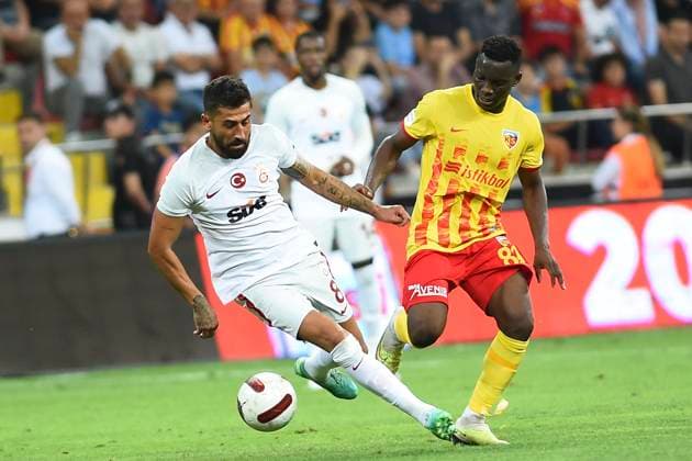 Yaw Ackah (R) of Kayserispor and Kerem Demirbay (L) of Galatasaray during the Turkish Super Lig match between Kayserispor and Galatasaray at RHG Enerturk Enerji Stadium on August 12, 2023 in Kayseri, Turkey. Kayseri Turkey Copyright: xSeskimphotox Kayseri-Galatasaray-13823 (191)