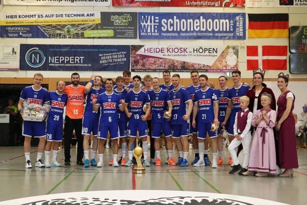 Bilder des Jahres 2023, Sport 08 August Sport Themen der Woche KW32 TSV Hannover Burgdorf vs VfL Gummersbach, Handball, Internationaler Heide-Cup 2023, 13.08.23; Schneverdingen Jubel beim VfL Gummersbach über den Sieg beim Heide Cup. *** TSV Hannover Burgdorf vs VfL Gummersbach, Handball, International Heide Cup 2023, 13 08 23 Schneverdingen Jubilation at VfL Gummersbach about the victory at the Heide Cup Copyright: xBEAUTIFULxSPORTS MarioxM.xKobergx