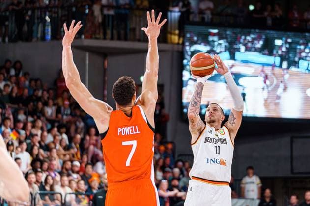 Throw Hit Daniel Theis Germany, 10 , Dwight Powell Canada, 07 Germany vs Canada, Basketball, DBB Supercup, Final, 13 08 2023 Germany vs Canada, Basketball, DBB Supercup, Final, 13 08 2023 Hamburg Copyright: xEibner-Pressefoto MarcelxvonxFehrnx EP_MFN