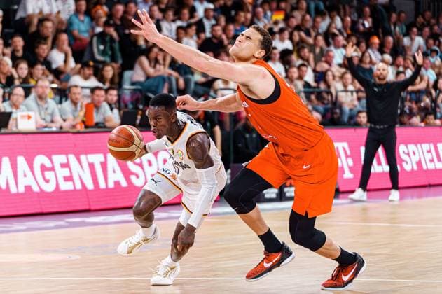 Dennis Schroeder Germany, 17 , Dwight Powell Canada, 07 Germany vs Canada, basketball, DBB Supercup, final, 13 08 2023 Germany vs Canada, basketball, DBB Supercup, final, 13 08 2023 Hamburg Copyright: xEibner-Pressefoto MarcelxvonxFehrnx EP_MFN