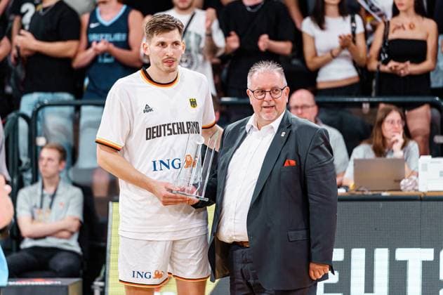 David Kraemer Germany, 44 at award ceremony Germany vs Canada, Basketball, DBB Supercup, Final, 13 08 2023 Germany vs Canada, Basketball, DBB Supercup, Final, 13 08 2023 Hamburg Copyright: xEibner-Pressefoto MarcelxvonxFehrnx EP_MFN