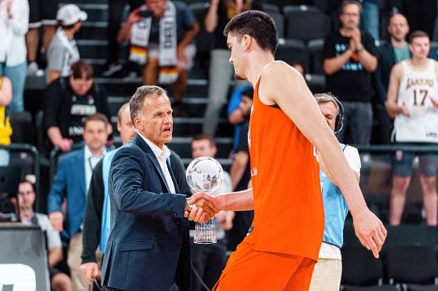 Zach Edey Canada, 15 at award ceremony Germany vs Canada, Basketball, DBB Supercup, Final, 13 08 2023 Germany vs Canada, Basketball, DBB Supercup, Final, 13 08 2023 Hamburg Copyright: xEibner-Pressefoto MarcelxvonxFehrnx EP_MFN