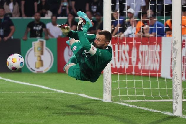 Bilder des Jahres 2023, Sport 08 August Sport Themen der Woche KW32 Matchwinner, 3 gehaltene Elfmeter durch Torwart Markus Kolke (FC Hansa Rostock, Nr. 1) , DFB-Pokal, FSV Frankfurt - FC Hansa Rostock, Fussball DFB Pokal 23 24, Saison 2023 2024, 1. Runde, 13.08.2023, - *** Matchwinner, 3 penalties held by goalkeeper Markus Kolke FC Hansa Rostock, No 1 , DFB Pokal, FSV Frankfurt FC Hansa Rostock, football DFB Pokal 23 24, season 2023 2024, 1 round, 13 08 2023,