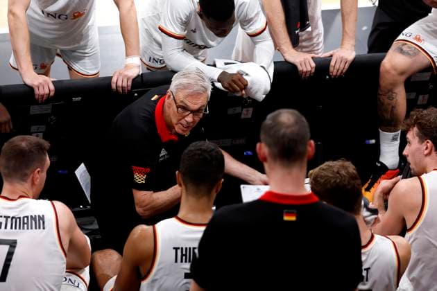 13 08 2023, German Basketball Federation, Supercup 2023, Hamburg, edel optics de Arena, final, Germany Canada, Gordon Herbert head coach, GER talks to his players in a timeout Hamburg edel optics de Arena Hamburg Germany