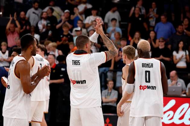 13 08 2023, German Basketball Federation, Supercup 2023, Hamburg, edel optics de Arena, final, Germany Canada, Daniel Theis GER, No10 thanks the public Hamburg edel optics de Arena Hamburg Germany