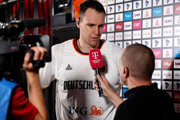 13.08.2023, Deutscher Basketball Bund, Supercup 2023, Hamburg, edel-optics.de Arena, Finale, Deutschland - Kanada, Johannes Voigtmann (GER, No7) im Interview mit Benni Zander, Magenta Hamburg edel-optics.de Arena Hamburg Germany *** 13 08 2023, German Basketball Federation, Supercup 2023, Hamburg, edel optics de Arena, final, Germany Canada, Johannes Voigtmann GER, No7 interviewed by Benni Zander, Magenta Sport Hamburg edel optics de Arena Hamburg Germany