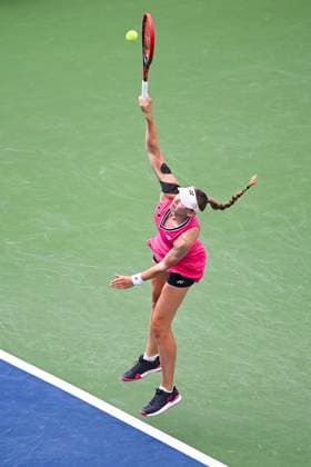 MONTREAL, QC - AUGUST 13: Elena Rybakina (KAZ) serves the ball during semi final at WTA, Tennis Damen National Bank Open on August 13, 2023 at IGA Stadium in Montreal, QC (Photo by Icon Sportswire) TENNIS: AUG 13 National Bank Open EDITORIAL USE ONLY Icon230813020