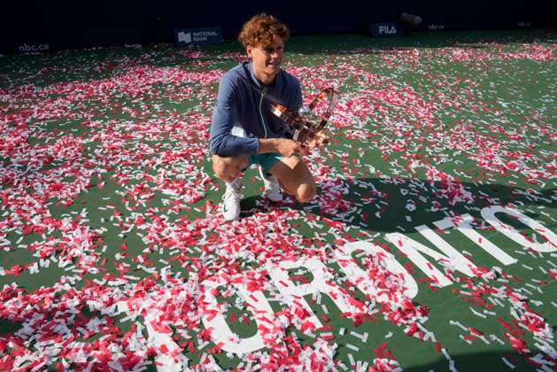 Bilder des Jahres 2023, Sport 08 August Sport Themen der Woche KW32 August 13, 2023, Toronto, ON, CANADA: Jannik Sinner of Italy holds the trophy after beating Alex de Minaur of Australia to win the men s final of the National Bank Open in Toronto on Sunday, Aug. 13, 2023. Canada News - August 13, 2023  - ZUMAc35_ 20230813_zaf_c35_095 Copyright: xFrankxGunnx