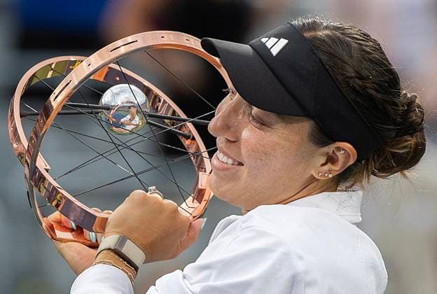 August 13, 2023, Montreal, PQ, Canada: Jessica Pegula from the United States hoists the trophy following final of the National Bank Open tennis tournament against Liudmila Samsonova from Russia in Montreal, Sunday, August 13, 2023. Liudmila Samsonova, Jessica Pegula,  - ZUMAc35_ 20230813_zaf_c35_105 Copyright: xGrahamxHughesx