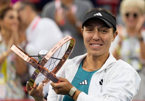 Bilder des Jahres 2023, Sport 08 August Sport Themen der Woche KW32 August 13, 2023, MONTREAL, PQ, Canada: Jessica Pegula of the United States, holds the trophy following her win over Liudmila Samsonova of Russia, in the final of the National Bank Open tennis tournament in Montreal, Sunday, Aug.13, 2023. Canada News - August 13, 2023  - ZUMAc35_ 20230813_zaf_c35_112 Copyright: xChristinnexMuschix