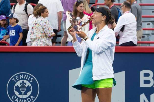 August 13, 2023: Jessica Pegula (USA) kisses the Championship trophy after winning the WTA, Tennis Damen National Bank Open final match at IGA Stadium in Montreal, Quebec. Jessica Pegula won the match 6-1, 6-0 over Liudmila Samsonova. CSM Montreal Canada - ZUMAc04_ 20230813_zma_c04_062 Copyright: xDanielxLeax