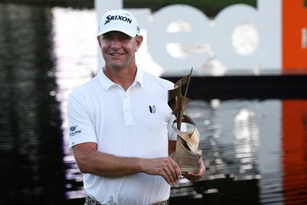 Sport Themen der Woche KW32 Sport Bilder des Tages MEMPHIS, TN - AUGUST 13: Lucas Glover holds the championship trophy after winning the FedEx St. Jude Championship, August 13, 2023 at TPC Southwind in Memphis, Tennessee. (Photo by Matthew Maxey Icon Sportswire) GOLF: AUG 13 PGA, Golf Herren - FedEx St. Jude Championship EDITORIAL USE ONLY Icon23081389