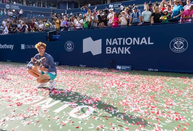 Sport Bilder des Tages (230814) --TORONTO, Aug. 14, 2023 -- Jannik Sinner of Italy poses for photos with his trophy during the awarding ceremony after the men s singles final match between Jannik Sinner of Italy and Alex De Minaur of Australia at the 2023 National Bank Open in Toronto, Canada, on Aug. 13, 2023. (Photo by Xinhua) (SP)CANADA-TORONTO-TENNIS-NATIONAL BANK OPEN-MEN S SINGLES FINAL ZouxZheng 