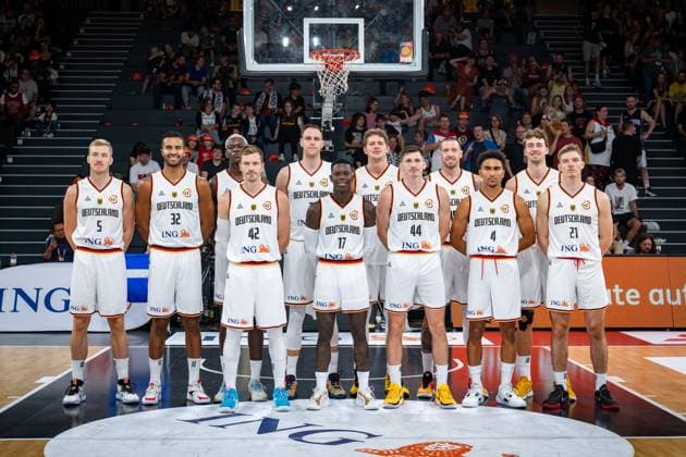 Basketball Hamburg 13.08.2023 DBB Nationalmannschaft der Männer Länderspiel Testspiel Supercup Deutschland (GER) - Kanada (CAN) Team Deutschland hinten vlnr.: Nils Giffey (Deutschland, No.05) Johannes Thiemann (Deutschland, No.32) Isaac Bonga (Deutschland, No.00) Johannes Voigtmann (Deutschland, No.07) Moritz Wagner (Deutschland, No.13) Daniel Theis (Deutschland, No.10) Franz Wagner (Deutschland, No.09) vlrne vlnr.: Andreas Obst (Deutschland, No.42) Dennis Schröder Schroeder (Deutschland, No.17) Schröder Schroder David Krämer (Deutschland, No.44) Kraemer Kramer Maodo Lo (Deutschland, No.04) Justus Hollatz (Deutschland, No.21) *** Basketball Hamburg 13 08 2023 DBB mens national team international test match Supercup Germany GER Canada CAN Team Germany back vlnr Nils Giffey Germany, No 05 Johannes Thiemann Germany, No 32 Isaac Bonga Germany, No 00 Johannes Voigtmann Germany, No 07 Moritz Wagner Germany, No 13 Daniel Theis Germany, No 10 Franz Wagner Germany, No 09 vlrne vlnr Andreas Obst Germany, No 42 Dennis Schröder Schroeder Germany, No 17 Schröder Schroder David Krämer Germany, No 44 Kraemer Kramer Maodo Lo Germany, No 04 Justus Hollatz Germany, No 21