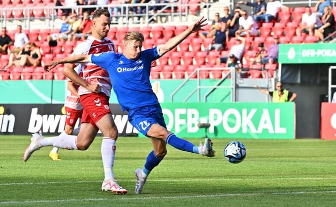 Sport Themen der Woche KW33 Sport Bilder des Tages 14.08.2023 - Fussball - Saison 2023 2024 - DFB-Pokal - 1. Runde: SSV Jahn Regensburg - 1. FC Magdeburg FCM - Sportfoto Zink - xwoxzix - regulations prohibit any use of photographs as image sequences and or quasi-video - only for editorial use - Luca Schuler (26, FC Magdeburg ) erzielt Treffer Tor Torschuß zum 0:1 gegen Florian Ballas (4, SSV Jahn Regensburg ) - *** 14 08 2023 football season 2023 2024 DFB Pokal 1 round SSV Jahn Regensburg 1 FC Magdeburg FCM Sportfoto Zink xwoxzix regulations prohibit any use of photographs as image sequences and or quasi video only for editorial use Luca Schuler 26, FC Magdeburg scores goal shot to 0 1 against Florian Ballas 4, SSV Jahn Regensburg