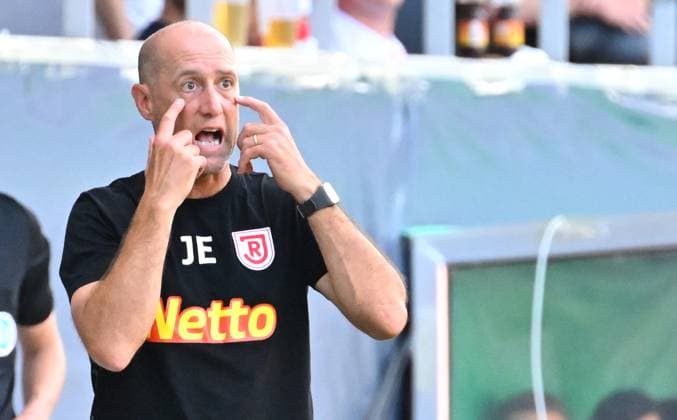 Sport Themen der Woche KW33 Sport Bilder des Tages 14.08.2023 - Fussball - Saison 2023 2024 - DFB-Pokal - 1. Runde: SSV Jahn Regensburg - 1. FC Magdeburg FCM - Sportfoto Zink - xwoxzix - regulations prohibit any use of photographs as image sequences and or quasi-video - only for editorial use - Joe Enochs ( Trainer SSV Jahn Regensburg ) *** 14 08 2023 football season 2023 2024 DFB Pokal 1 round SSV Jahn Regensburg 1 FC Magdeburg FCM Sportfoto Zink xwoxzix regulations prohibit any use of photographs as image sequences and or quasi video only for editorial use Joe Enochs coach SSV Jahn Regensburg