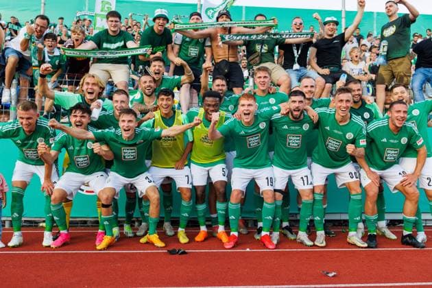 Bilder des Jahres 2023, Sport 08 August Sport Themen der Woche KW33 Sport Bilder des Tages Homburger Mannschaft jubelt mit den Fans, FC 08 Homburg vs SV Darmstadt 98, Fussball, DFB Pokal, 14.08.2023 DFB regulations prohibit any use of photographs as image sequences and or quasi-video. FC 08 Homburg vs SV Darmstadt 98, Fussball, DFB Pokal, 14.08.2023 Homburg Saar *** Homburg team cheers with fans, FC 08 Homburg vs SV Darmstadt 98, football, DFB Pokal, 14 08 2023 DFB regulations prohibit any use of photographs as image sequences and or quasi video FC 08 Homburg vs SV Darmstadt 98, football, DFB Pokal, 14 08 2023 Homburg Saar Copyright: xNeisx xEibner-Pressefotox