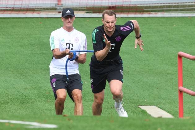 Sport Themen der Woche KW33 1 Manuel Neuer und Physiotherapeut, Knut Stamer, beim Training, mit Zugseil, Wiederstandseil, Sprinthuegel, Kraft-Training, Anstrengung, Fussball FC Bayern Muenchen Training an der Saebenerstrasse 14.08.2023 FOTO: Mladen Lackovic LakoPress *** 1 Manuel Neuer and physiotherapist, Knut Stamer, during training, with pull rope, resistance rope, sprint stick, strength training, effort, football FC Bayern Muenchen training at Saebenerstrasse 14 08 2023 PHOTO Mladen Lackovic LakoPress