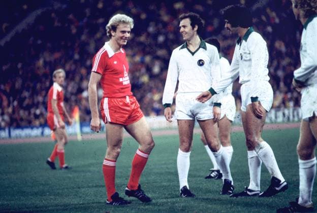 FC Bayern München - Cosmos New York 12.09.1978 Franz Beckenbauer (Cosmos) und Karl-Heinz Rummenige (FC Bayern) lachen *** FC Bayern Munich Cosmos New York 12 09 1978 Franz Beckenbauer Cosmos and Karl Heinz Rummenige FC Bayern laughing HM