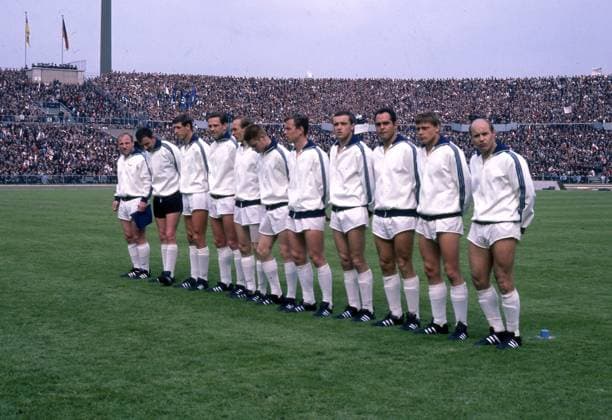 DFB-Pokalfinale 1967 FC Bayern Muenchen - Hamburger SV 4:0 10.06.1967 in Stuttgart Mannschaftsfoto HSV, v. links: Uwe Seeler, Torwart Horst Schnoor, Jürgen Kurbjuhn, Egon Horst, Willi Schulz, Hans Schulz, Dieter Strauß, Bernd Dörfel, Manfred Pohlschmidt, Helmut Sandmann, Gert Charly Dörfel *** DFB Cup Final 1967 FC Bayern Muenchen Hamburger SV 4 0 10 06 1967 in Stuttgart Team photo HSV, from left Uwe Seeler, goalkeeper Horst Schnoor, Jürgen Kurbjuhn, Egon Horst, Willi Schulz, Hans Schulz, Dieter Strauß, Bernd Dörfel, Manfred Pohlschmidt, Helmut Sandmann, Gert Charly Dörfel HM