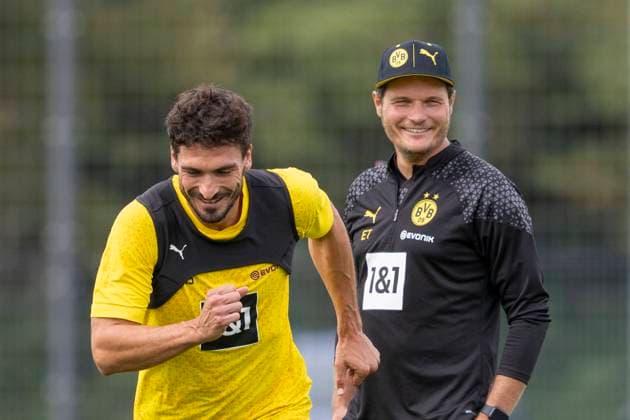 Sport Themen der Woche KW33 Sport Bilder des Tages Fußball: öffentliches Training von Borussia Dortmund am 15.08.23, Saison 2023 2024 auf dem Trainingsgelände in Brackel. Dortmunds Mats Hummels (l.) und Dortmunds Trainer Edin Terzic lachen zusammen. *** Soccer public training of Borussia Dortmund on 15 08 23, season 2023 2024 at the training ground in Brackel Dortmunds Mats Hummels l and Dortmunds coach Edin Terzic laugh together Copyright: xKirchner DavidxInderliedx